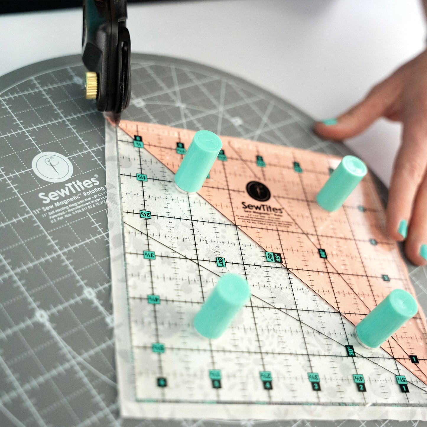 Sew Magnetic 11" Rotating Self-Healing Cutting Mat